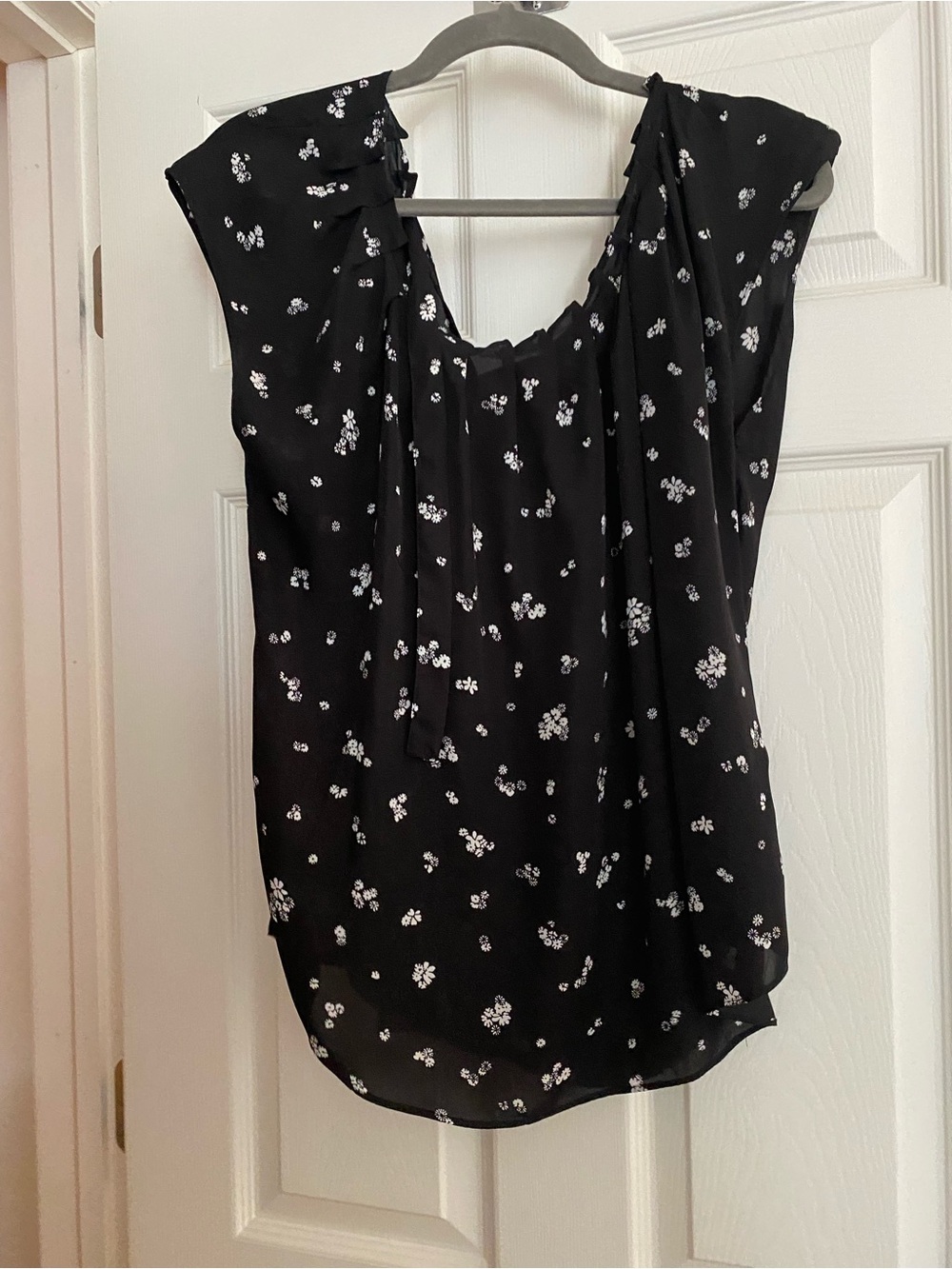 LC Lauren Conrad Black and White Floral Tie-Neck Cap Sleeve Blouse Large